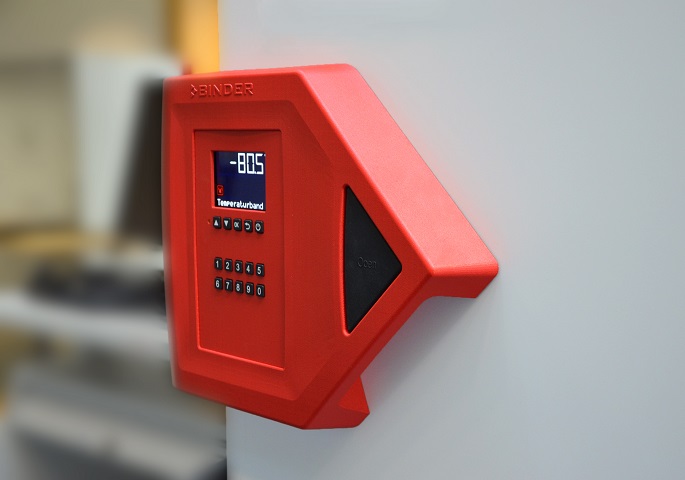 Controller an der Tür eines BINDER-Ultratiefkühlschranks. Das Display zeigt eine Temperatureinstellung auf -80 Grad Celsius.