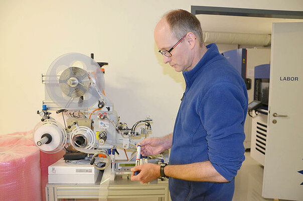 In der Medizin muss alles noch genauer sein: Schließlich geht es hier um Menschenleben. Genau deshalb müssen die Etiketten auf Spritzen unter allen Umständen lesbar sein. Das wird in BINDER-Schränken getestet.