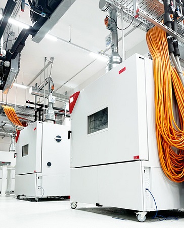 Batterieprüfschränke von BINDER in einem Batterietestlabor. 