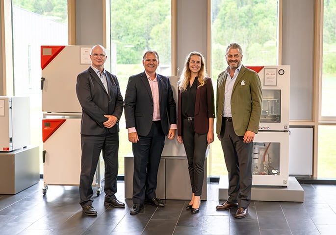 Rafael Leiding (Keysight), Adrian Stanton (BINDER), Lara Benischke (Keysight) and Michael Binder-Pfaff standing in front of BINDER climate chambers.